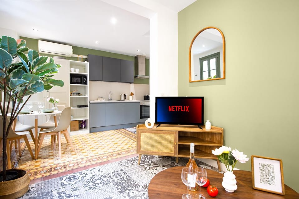 TV and multimedia, Balcony/Terrace, Kitchen or kitchenette, Dining area, oven, stove, air conditioner