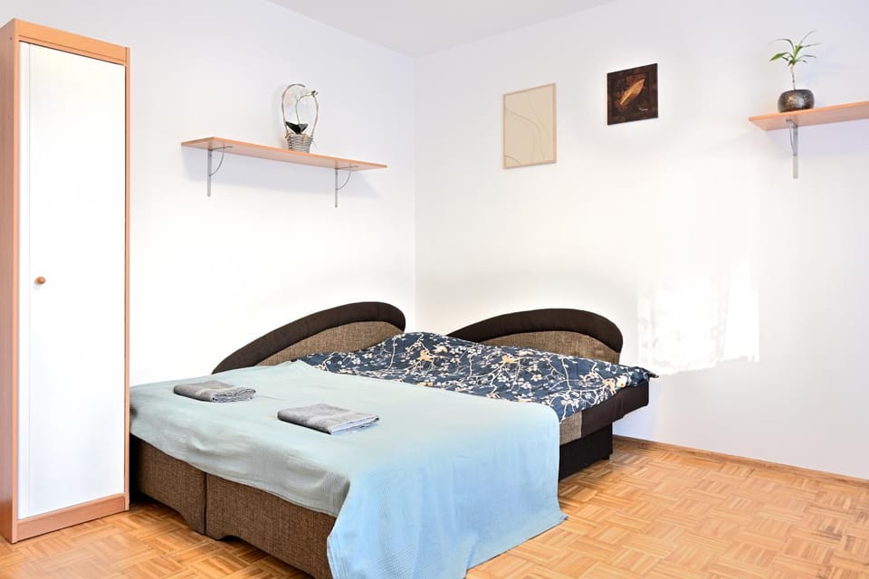 Bed, Photo of the whole room, towels