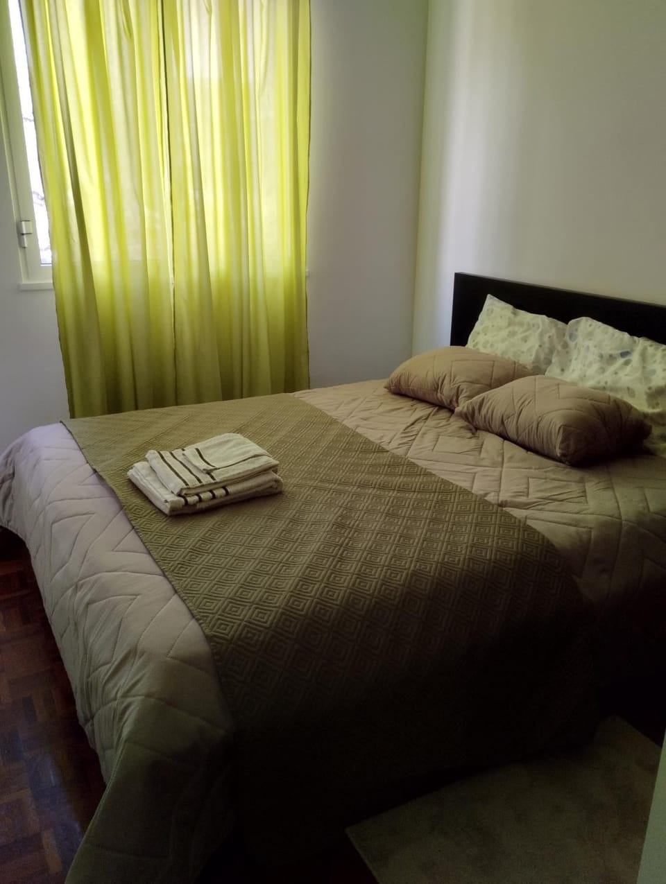 Bed, Bedroom, towels