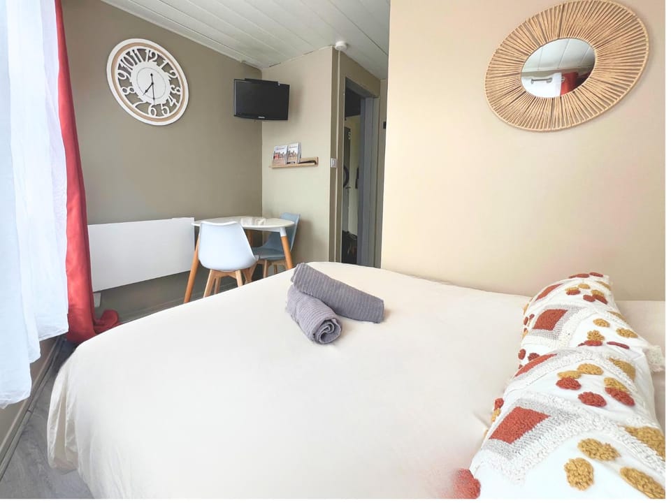 Bed, TV and multimedia, Dining area, heating
