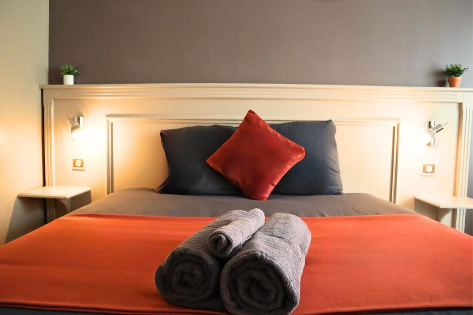 Bed, Bedroom, towels