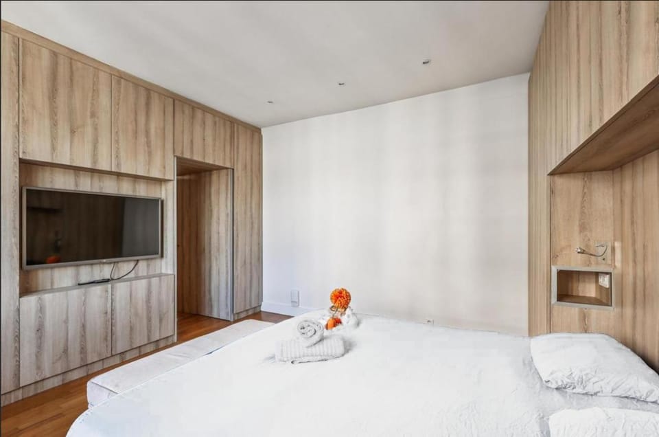 Bed, TV and multimedia, Photo of the whole room, Bedroom, towels, wardrobe