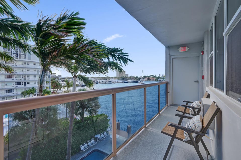 Fort Lauderdale Waterfront Condo! Pool and Marina Views Apartment hotel in Fort Lauderdale