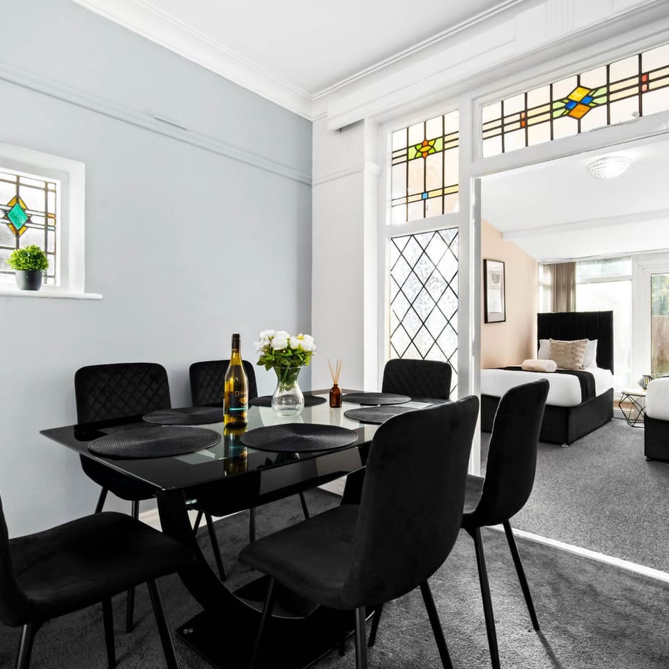 Seating area, Dining area