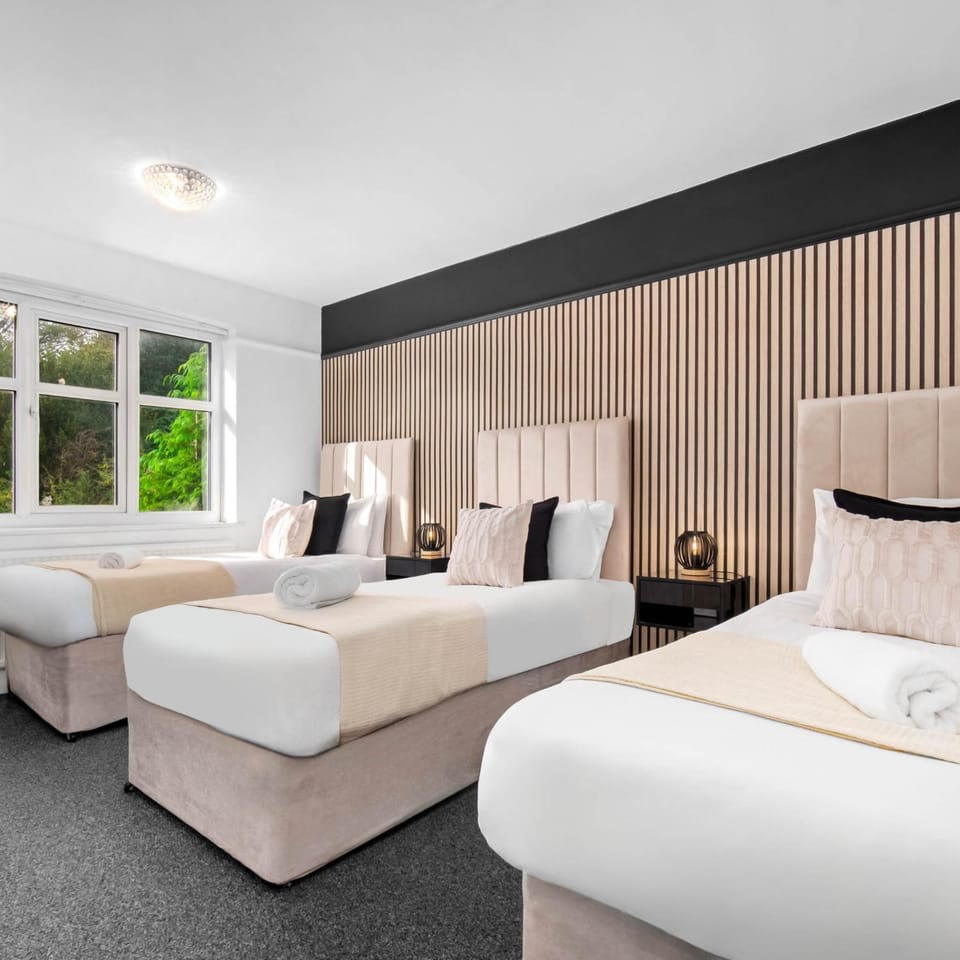 Photo of the whole room, Bedroom, towels