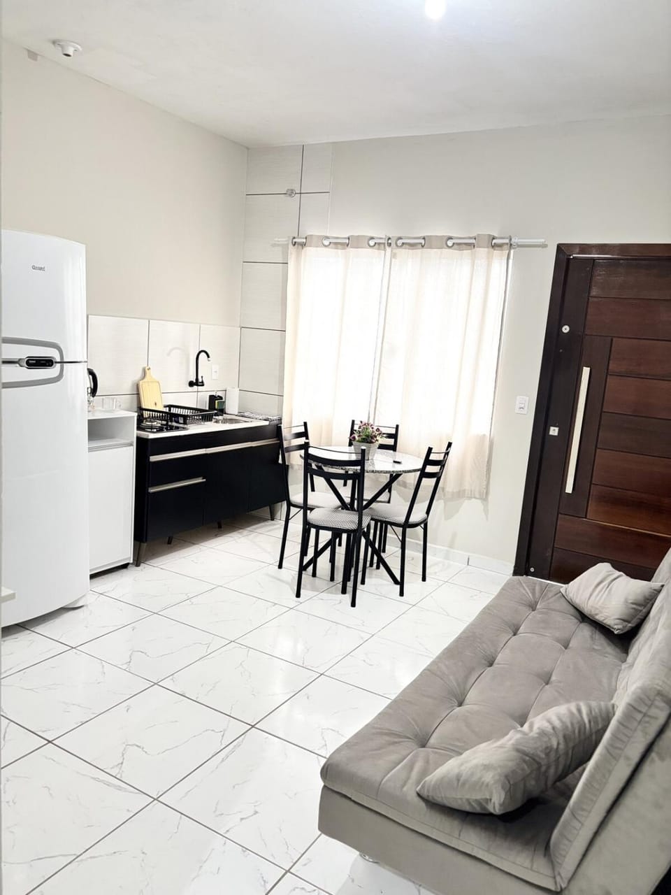 Kitchen or kitchenette, Living room, Seating area, Dining area, stove