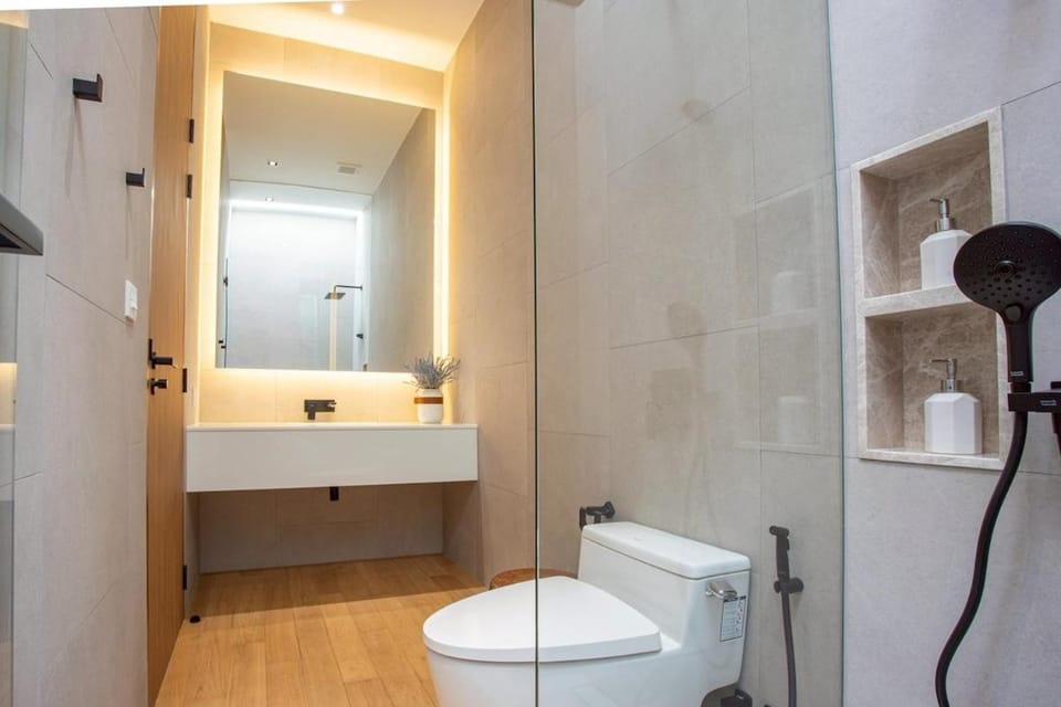 Shower, Toilet, Bathroom, towels