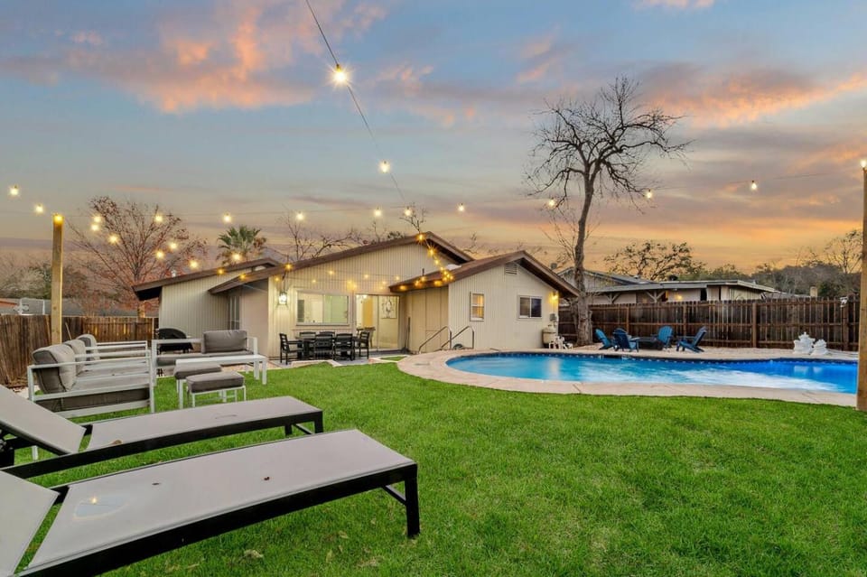 Pool Oasis Near Airport Gym, Games&BBQ House in San Antonio