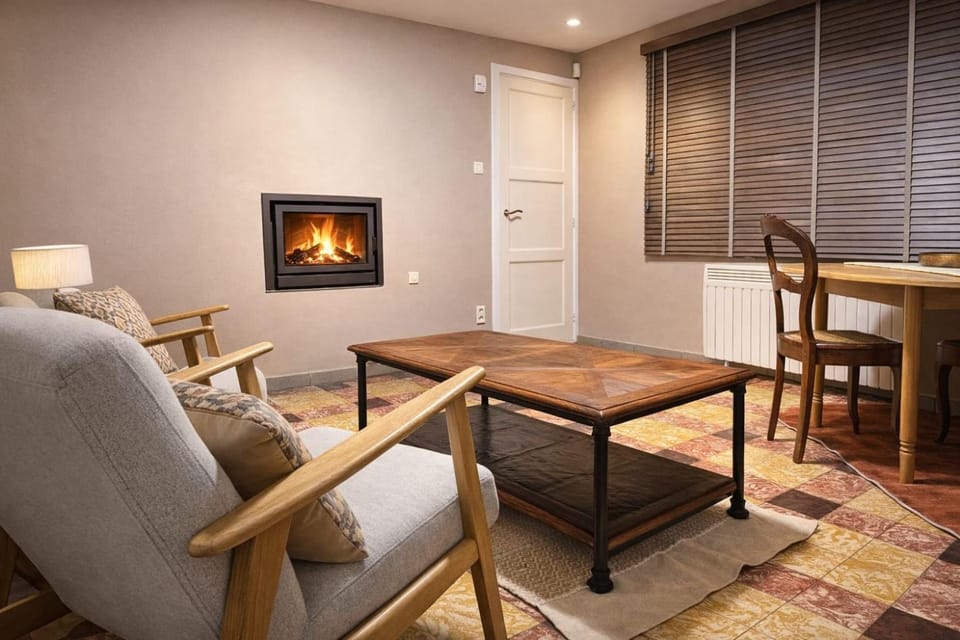 Living room, fireplace, heating
