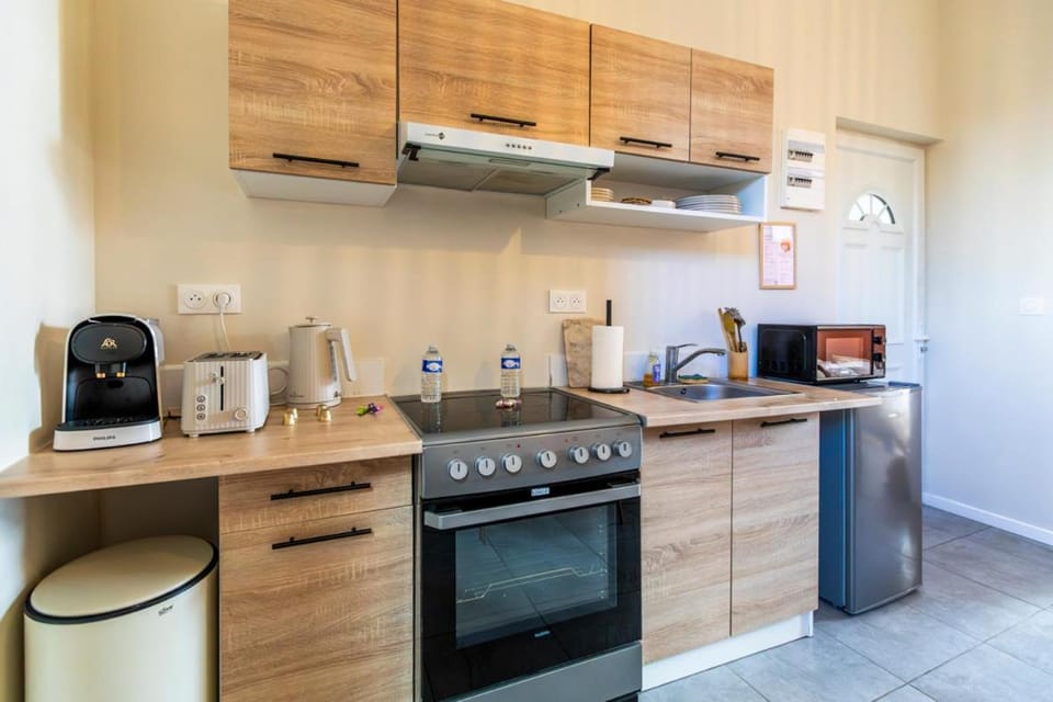 Coffee/tea facilities, Kitchen or kitchenette, oven, stove, toaster