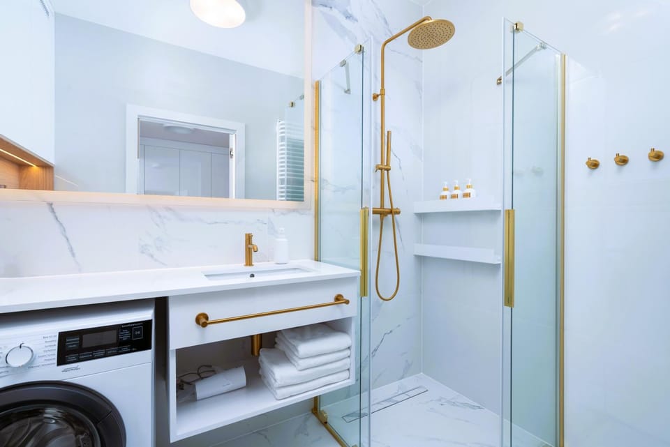 Shower, Toilet, Bathroom, towels, washing machine