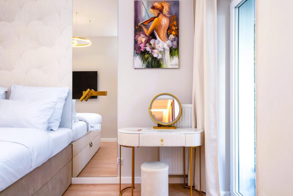Bed, TV and multimedia, Bedroom