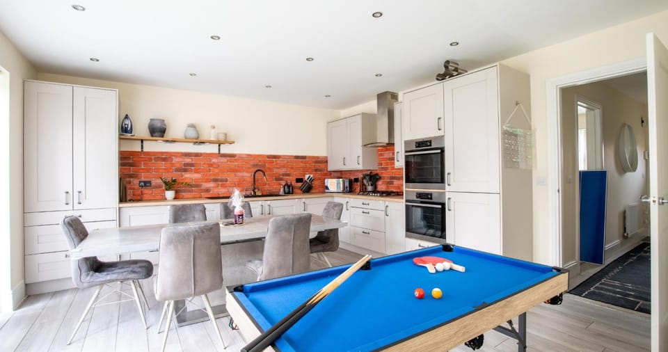Kitchen or kitchenette, Dining area, oven, stove