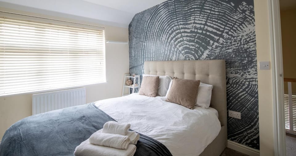 Bed, Photo of the whole room, Bedroom, towels