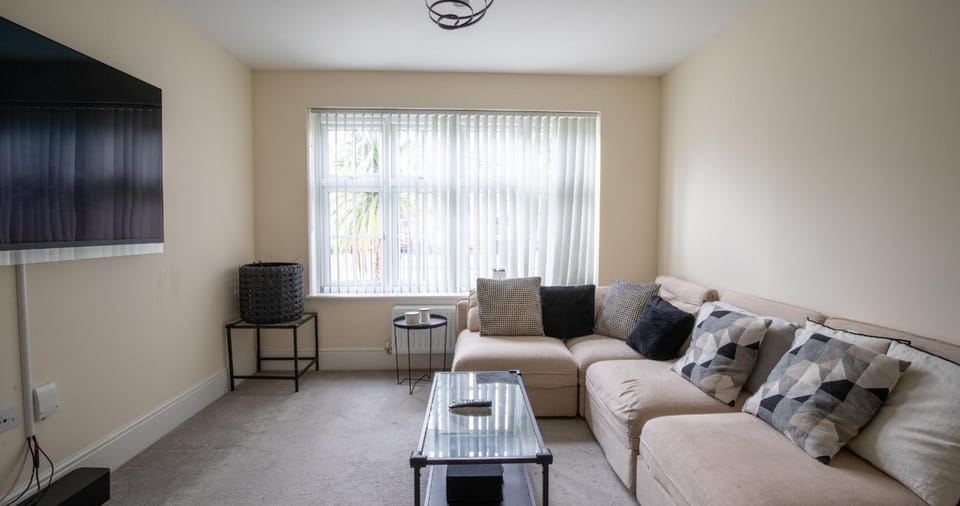 TV and multimedia, Living room, Seating area, Evening entertainment