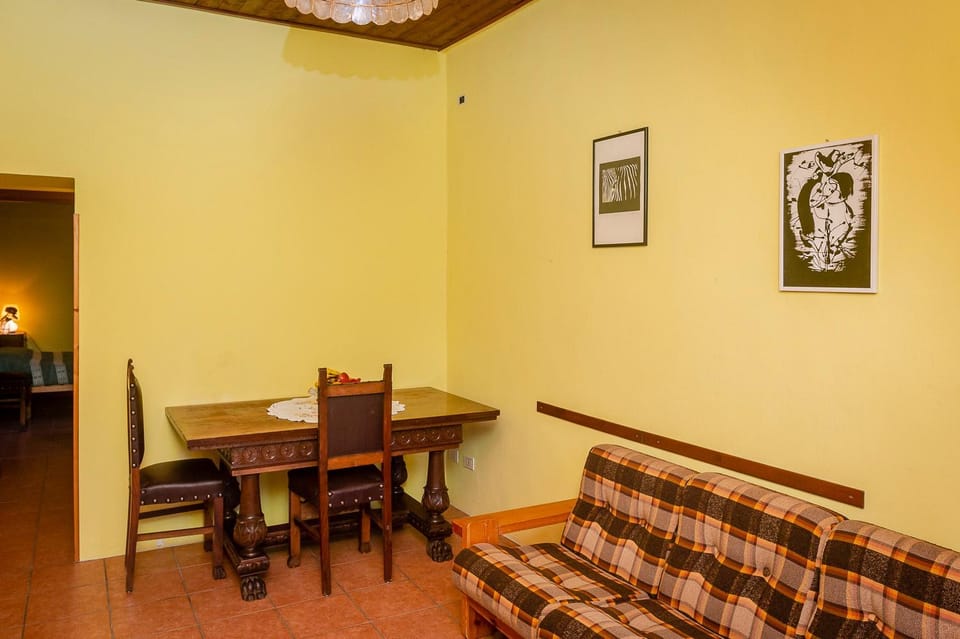 Photo of the whole room, Dining area