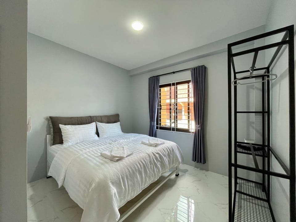 Bed, Photo of the whole room, Bedroom, towels