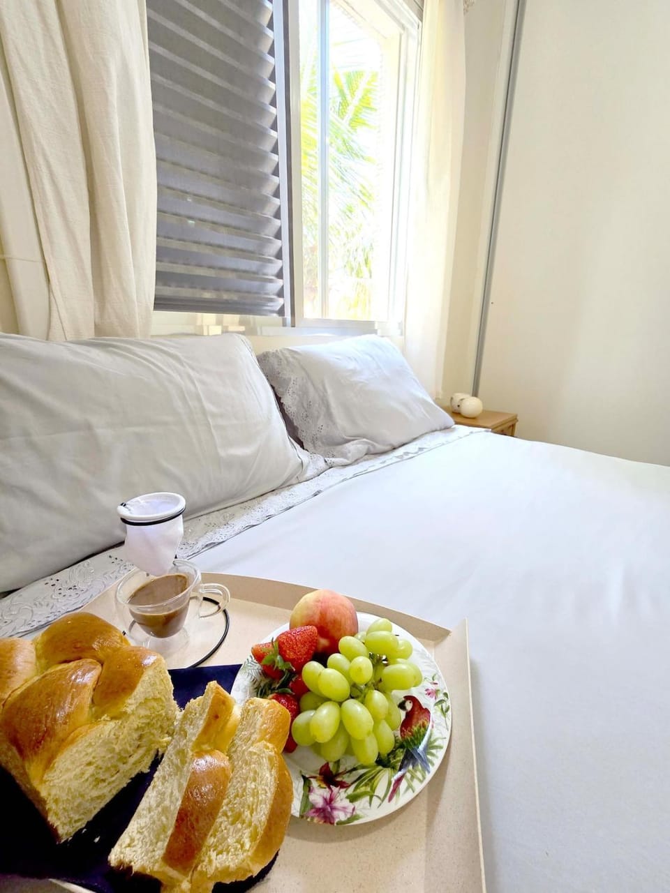 Apto Amplo á 1 quadra da Praia do Tombo |AC e Wifi Apartment in State of São Paulo
