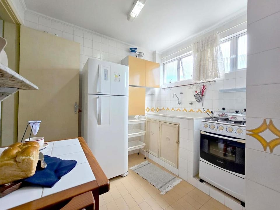 Apto Amplo á 1 quadra da Praia do Tombo |AC e Wifi Apartment in State of São Paulo