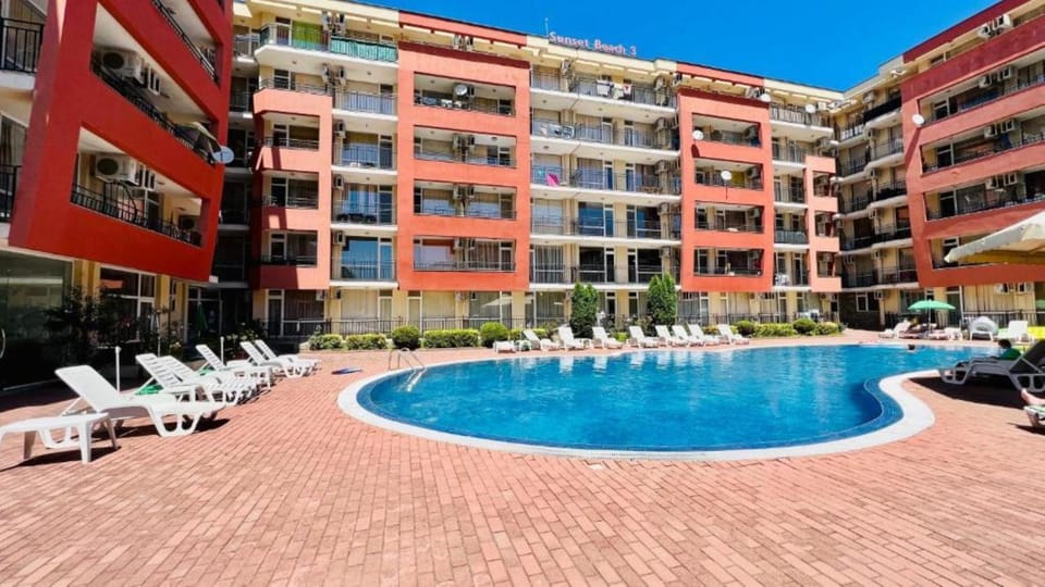 Property building, Swimming pool, sunbed