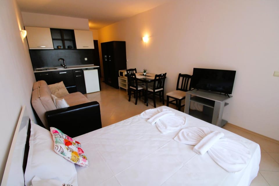Bed, Photo of the whole room, towels
