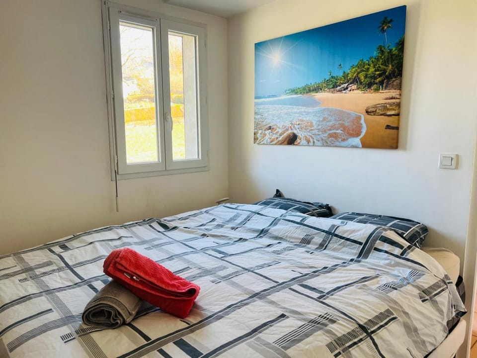 Photo of the whole room, Bedroom, towels