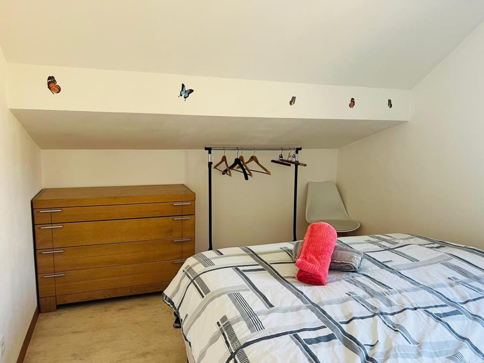 Photo of the whole room, Bedroom, wardrobe