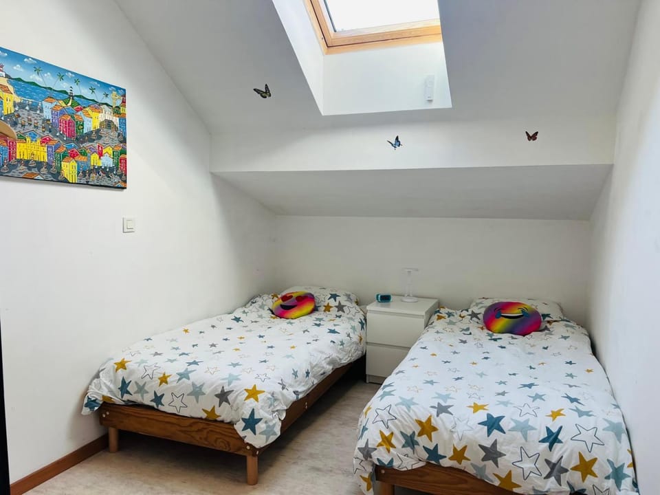 Photo of the whole room, Bedroom