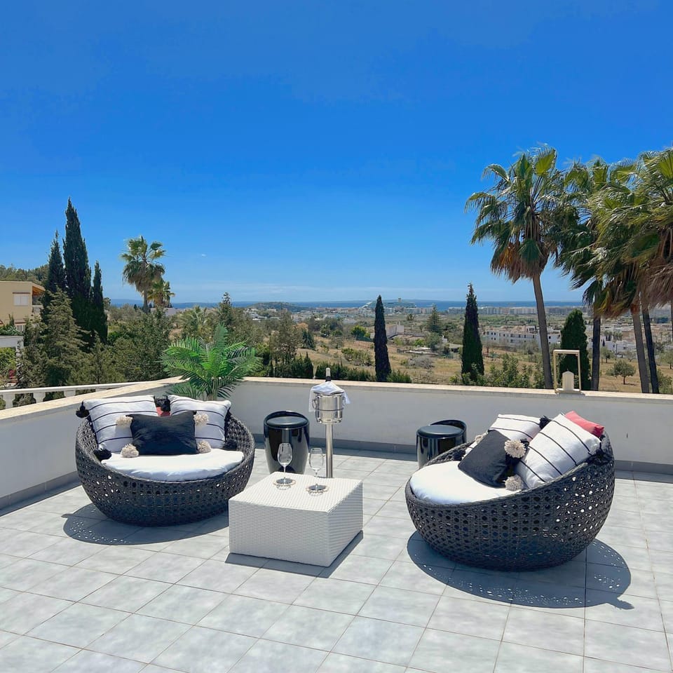 Property building, Balcony/Terrace, Living room