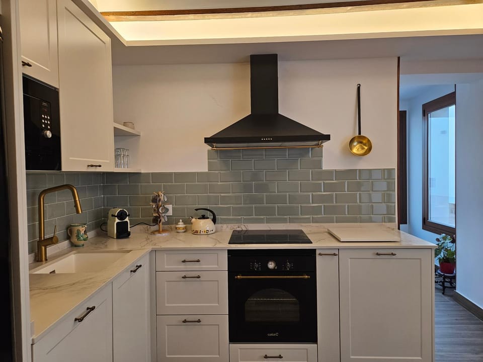 Kitchen or kitchenette, dishwasher, stove
