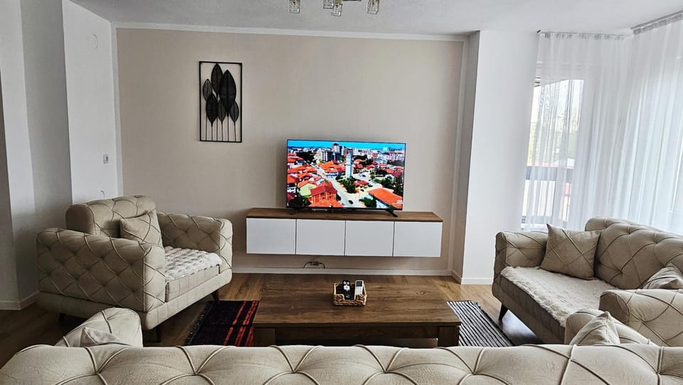 Communal lounge/ TV room, TV and multimedia, Living room, Seating area, Evening entertainment