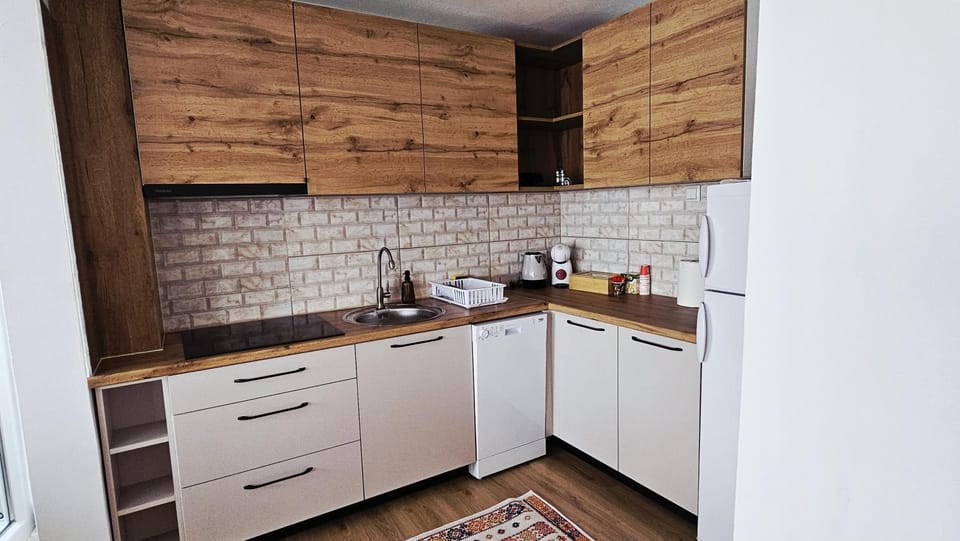 Coffee/tea facilities, Kitchen or kitchenette, dishwasher, oven, stove