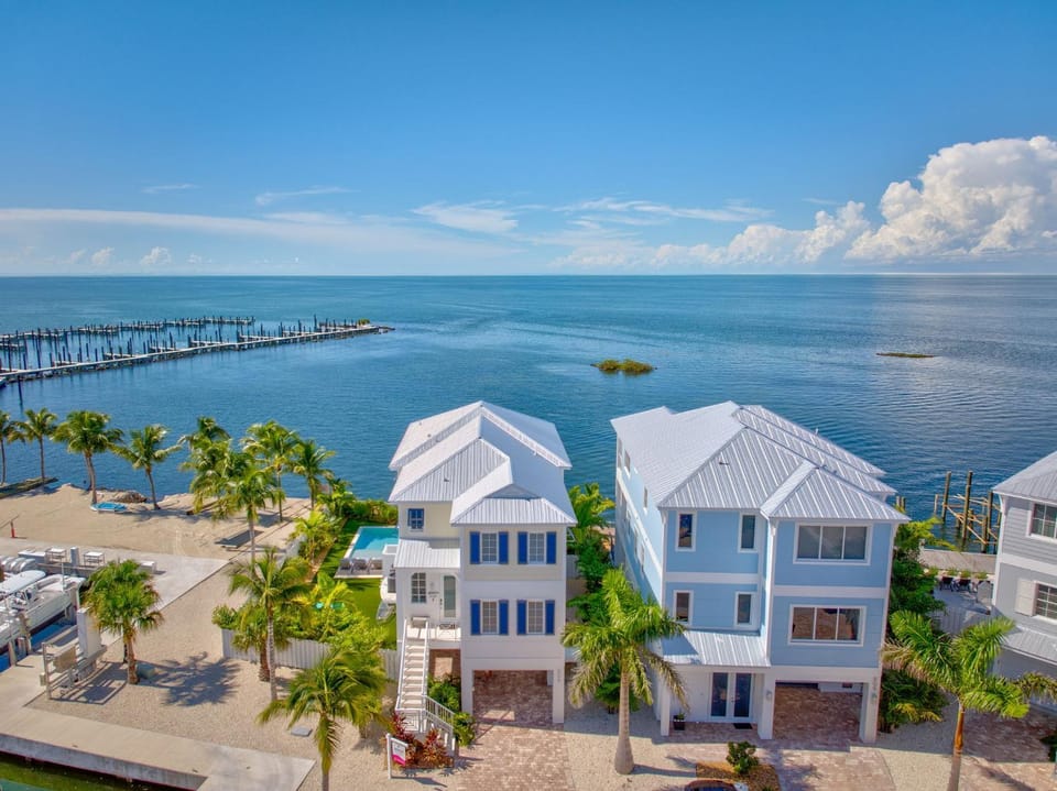 Emerald Shores – Luxury Oceanfront Rental, Heated Pool & Private Dock. Pets Welcome! House in Marathon