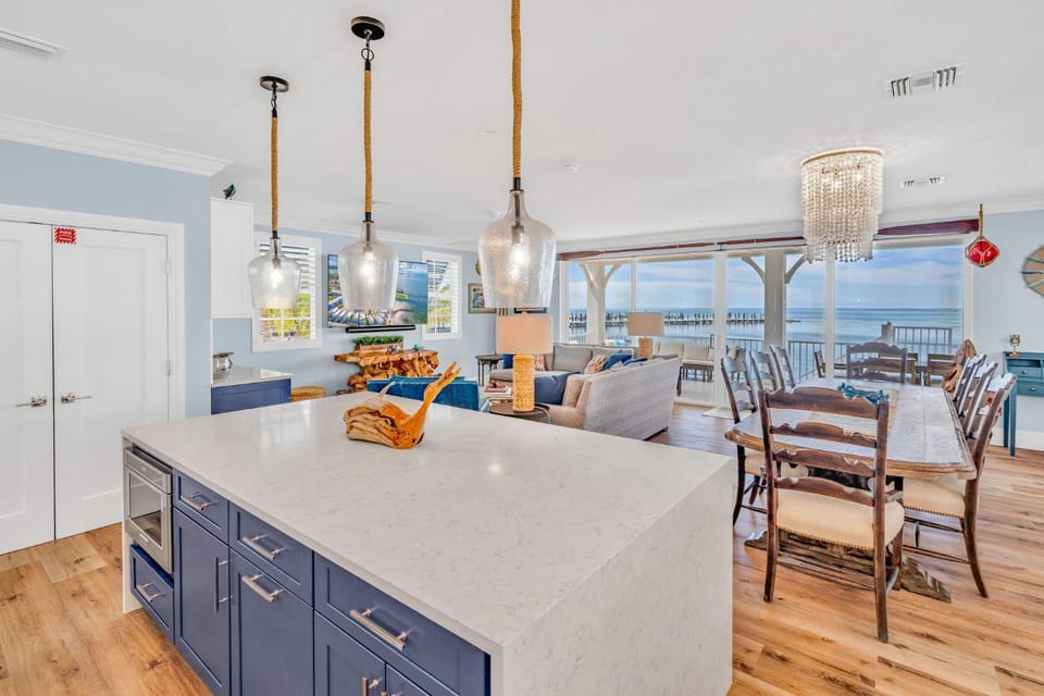 Emerald Shores – Luxury Oceanfront Rental, Heated Pool & Private Dock. Pets Welcome! House in Marathon