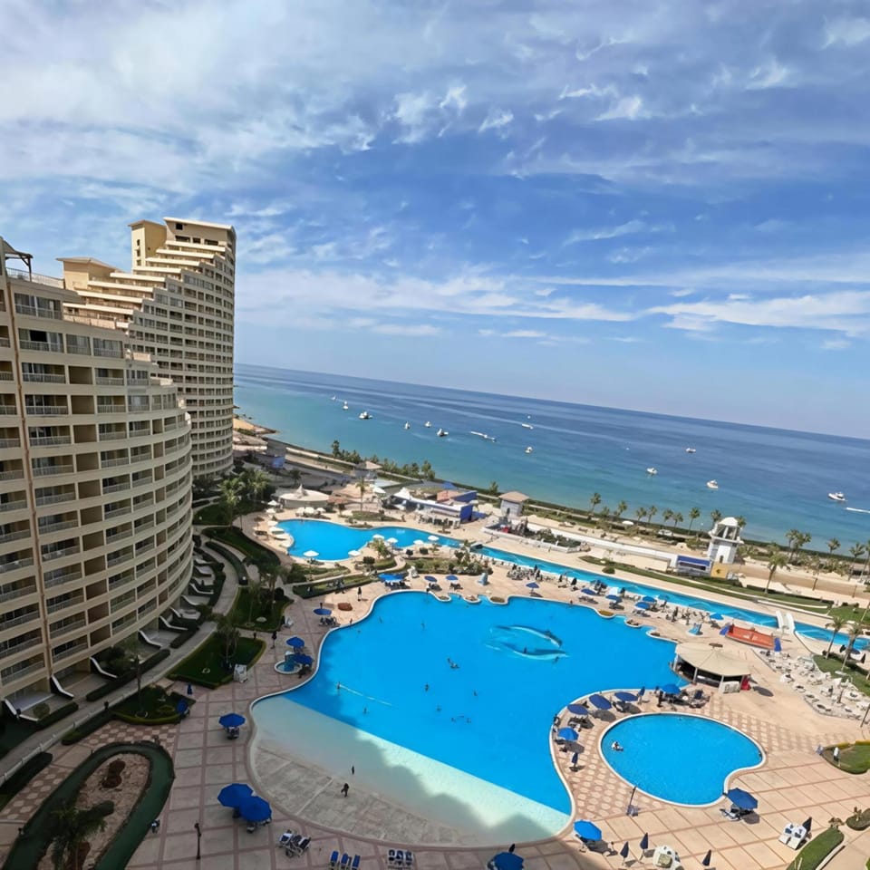 Property building, Nearby landmark, Day, Natural landscape, Bird's eye view, Beach, City view, Pool view, Sea view, Swimming pool, sunbed