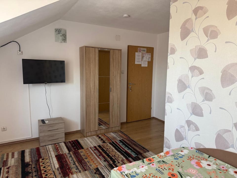 TV and multimedia, Photo of the whole room, wardrobe