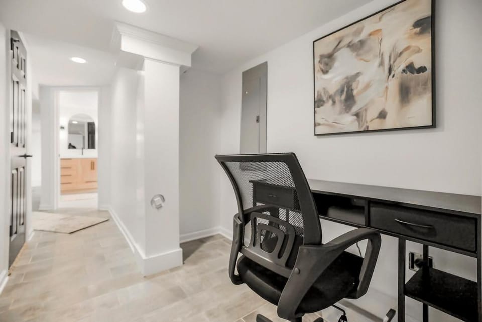 Heated Pool, Sleeps 12, World Cup, Family Rental House in Overland Park