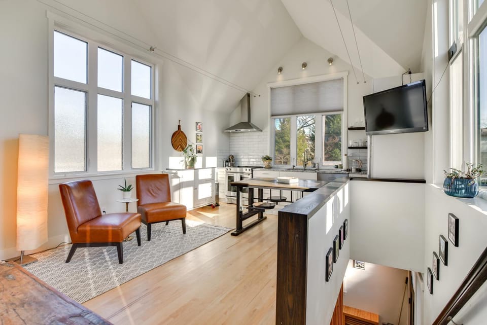 2-Story Guesthouse w/ Private Deck in NE PDX House in Portland