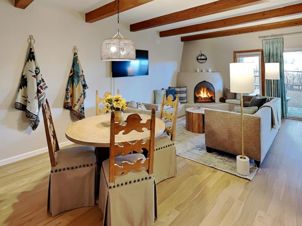 TV and multimedia, Living room, Dining area, fireplace, furniture