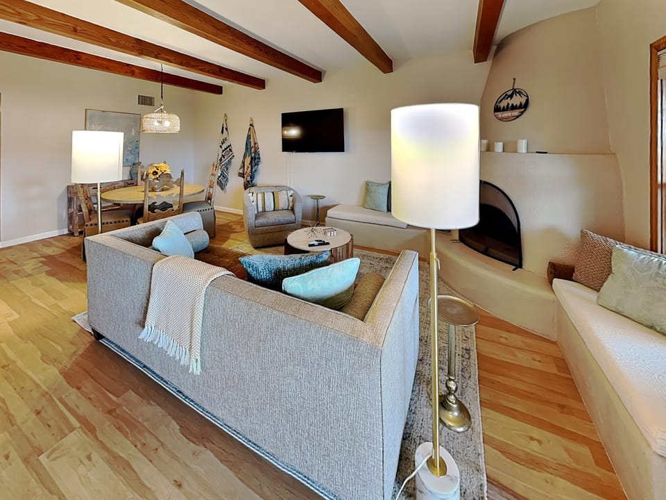 Day, TV and multimedia, Living room, Seating area, Dining area, fireplace, furniture