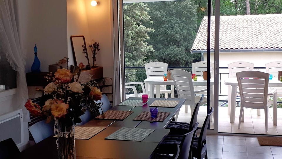Patio, Living room, Seating area, Dining area