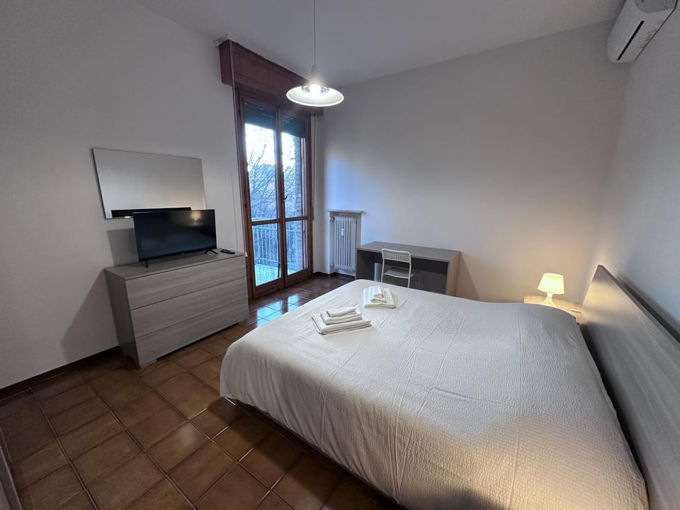 Hospital - WI-FI 3 Bedrs Apartment in Reggio Emilia