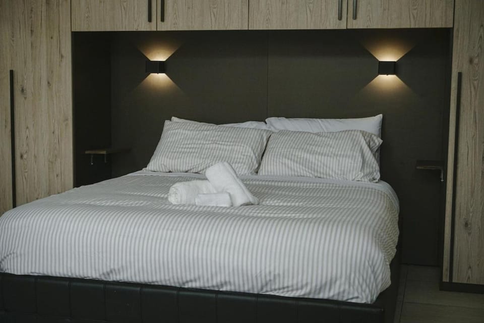 Bed, towels