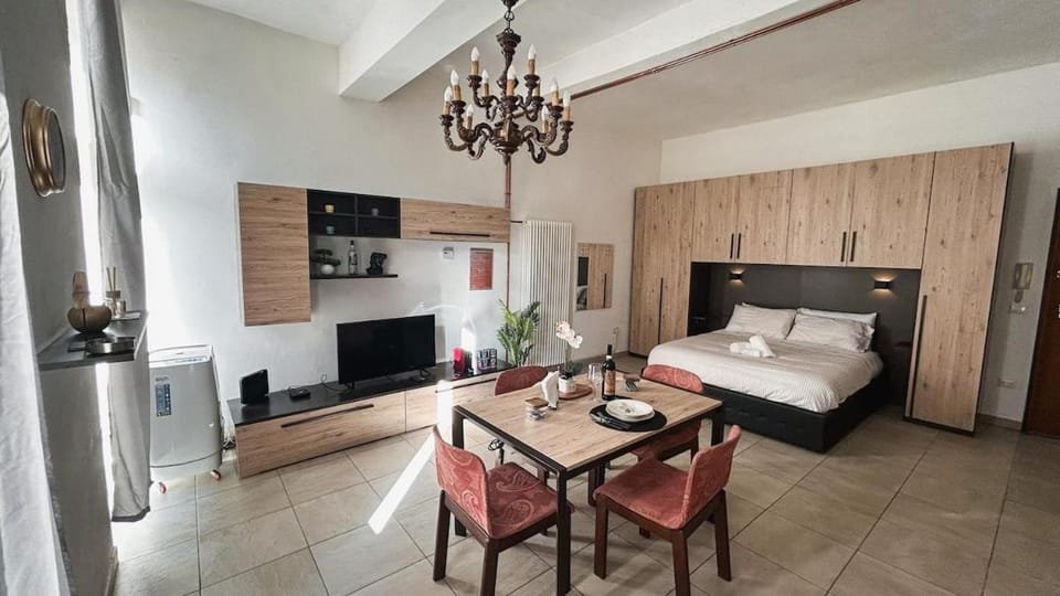 Bed, TV and multimedia, Living room, Photo of the whole room, Dining area, Bedroom
