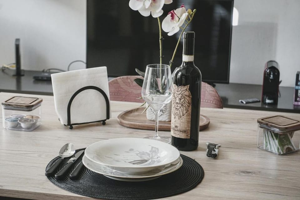 Coffee/tea facilities, Food and drinks, Dining area, Drinks, Alcoholic drinks