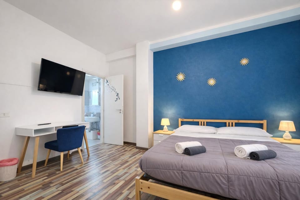 Bed, TV and multimedia, Photo of the whole room, Bedroom, towels