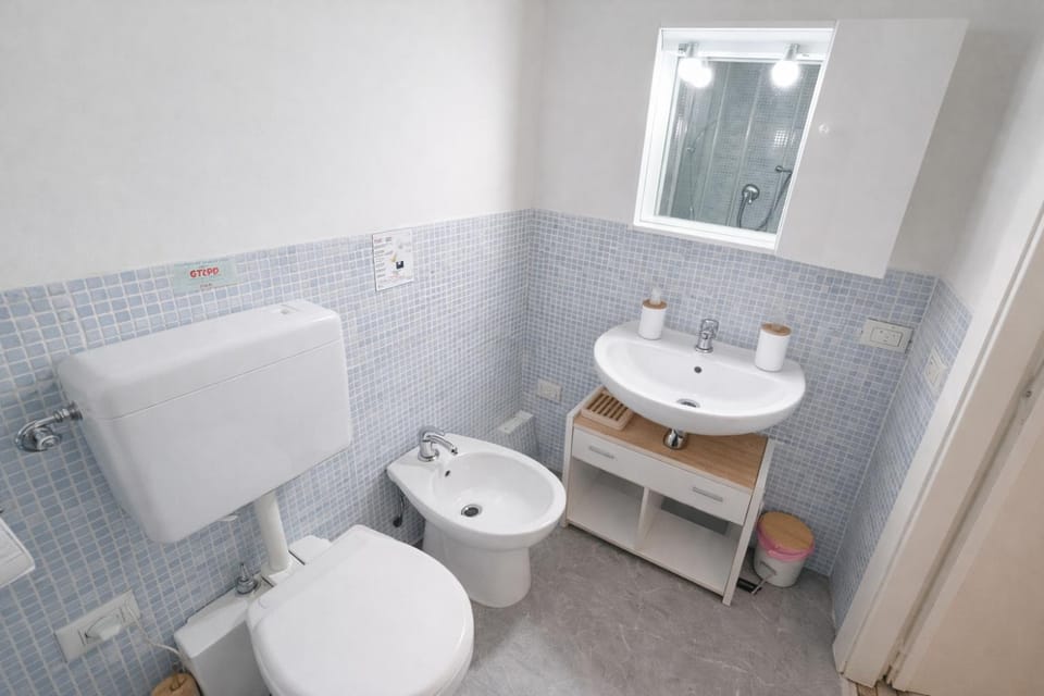 Shower, Toilet, Bathroom, bidet, towels