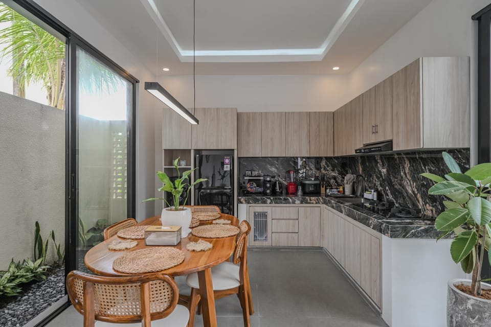 Dining area, kitchen