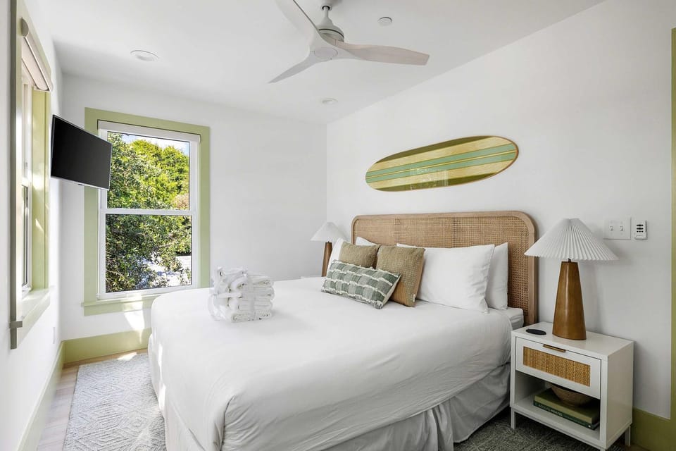 The Congaree 3bd New Condo 1 block to beach House in Folly Beach