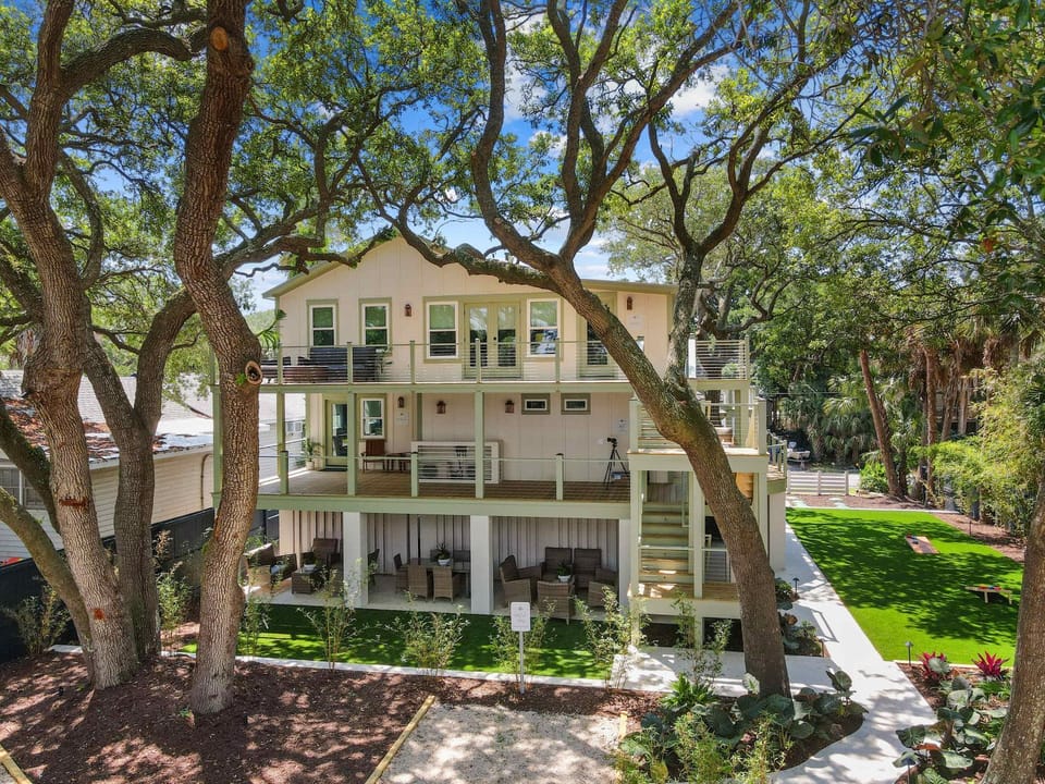 The Congaree 3bd New Condo 1 block to beach House in Folly Beach